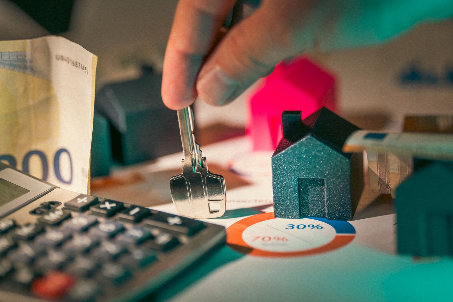 House keys resting beside a calculator and cash, illustrating mortgage planning